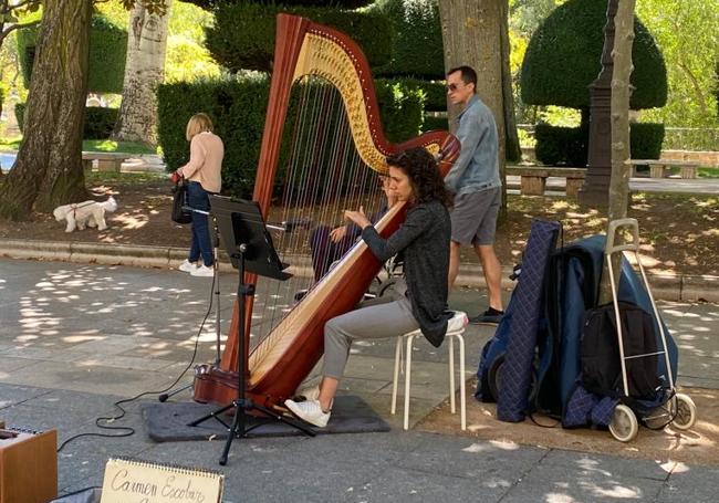 Carmen tocando el arpa.