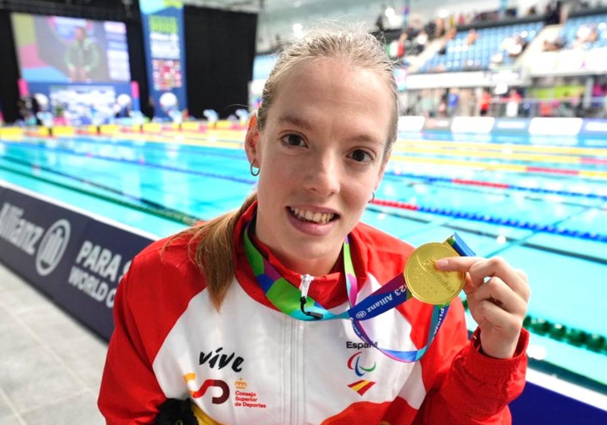 Marta Fernández posa con su medalla de oro