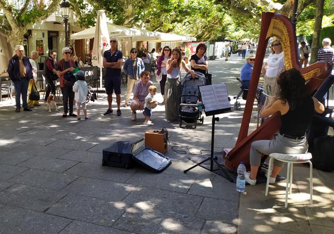 La arpista Carmen tocando en el paseo del Espolón