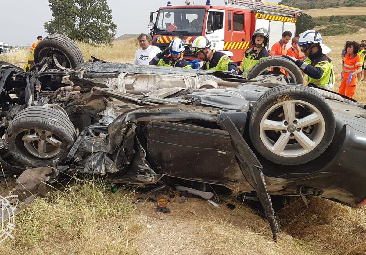 Coche volcado en la carretera N-234, en Cubillo del Campo