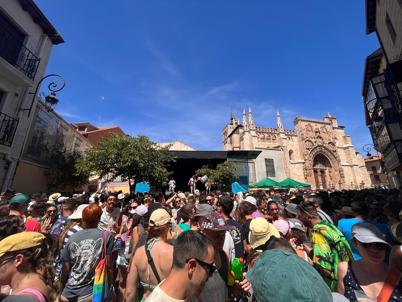 'La Otra Bonita' sorprende en la plaza del Trigo durante el Sonorama Ribera