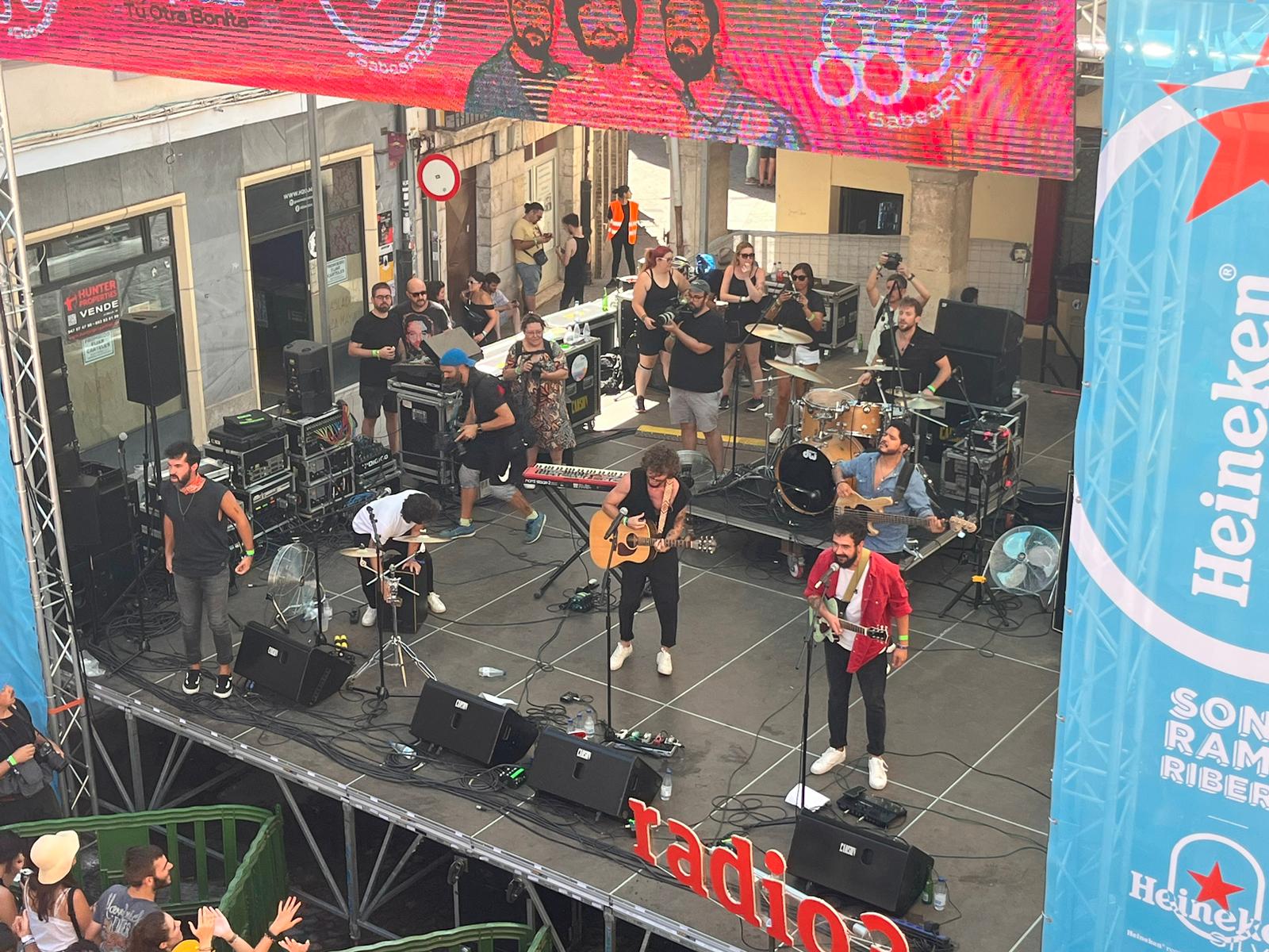 'La Otra Bonita' sorprende en la plaza del Trigo durante el Sonorama Ribera