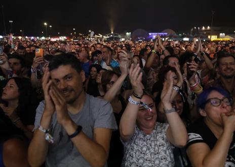 Imagen secundaria 1 - Diferentes momentos de los conciertos, entre ellos el de Elefantes, y las primeras filas de público.