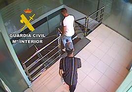 Las cámaras captaron a los autores del robo en la planta superior del área de servicio, donde estaba la oficina.