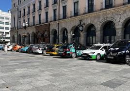 En la tarde hoy se ha reunido el jurado y los directores de equipos. Los coches forman en la puerta de Diputación