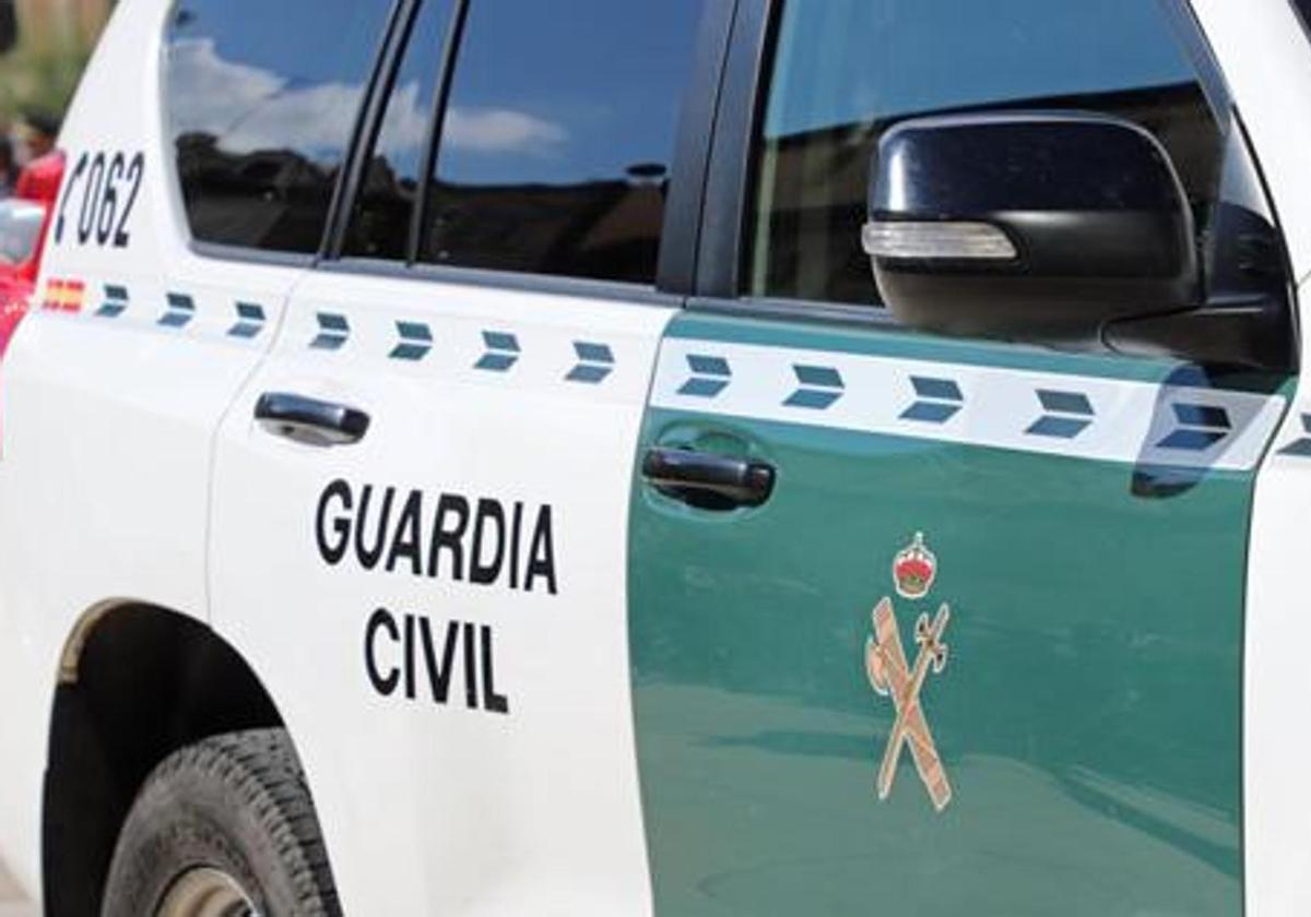 La Guardia Civil trabaja en el lugar del accidente.