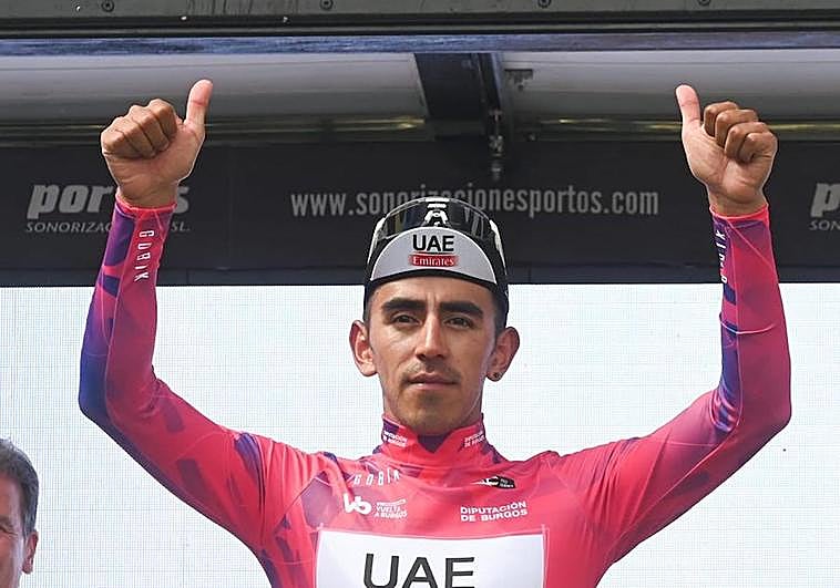 Atilla Valter, corredor húngaro del Jumbo Visma se ha enfundado el jersey morado de líder.