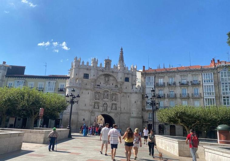 Gente paseando por el puente del arco de Santa María