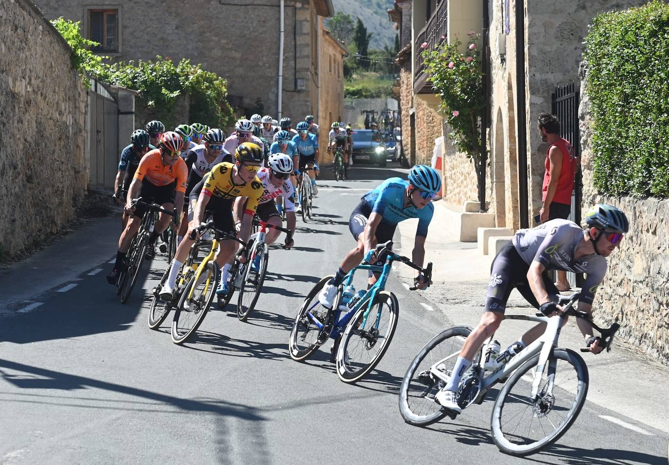 Roglic impone su velocidad en el esprint final para llevarse la tercera etapa