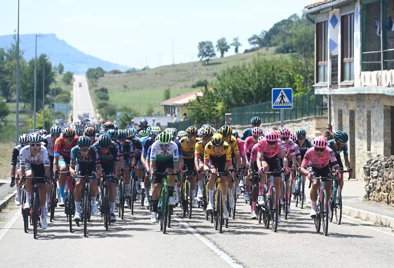 Roglic impone su velocidad en el esprint final para llevarse la tercera etapa