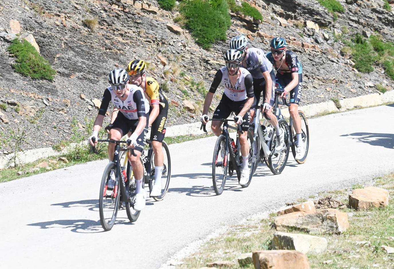 Roglic impone su velocidad en el esprint final para llevarse la tercera etapa