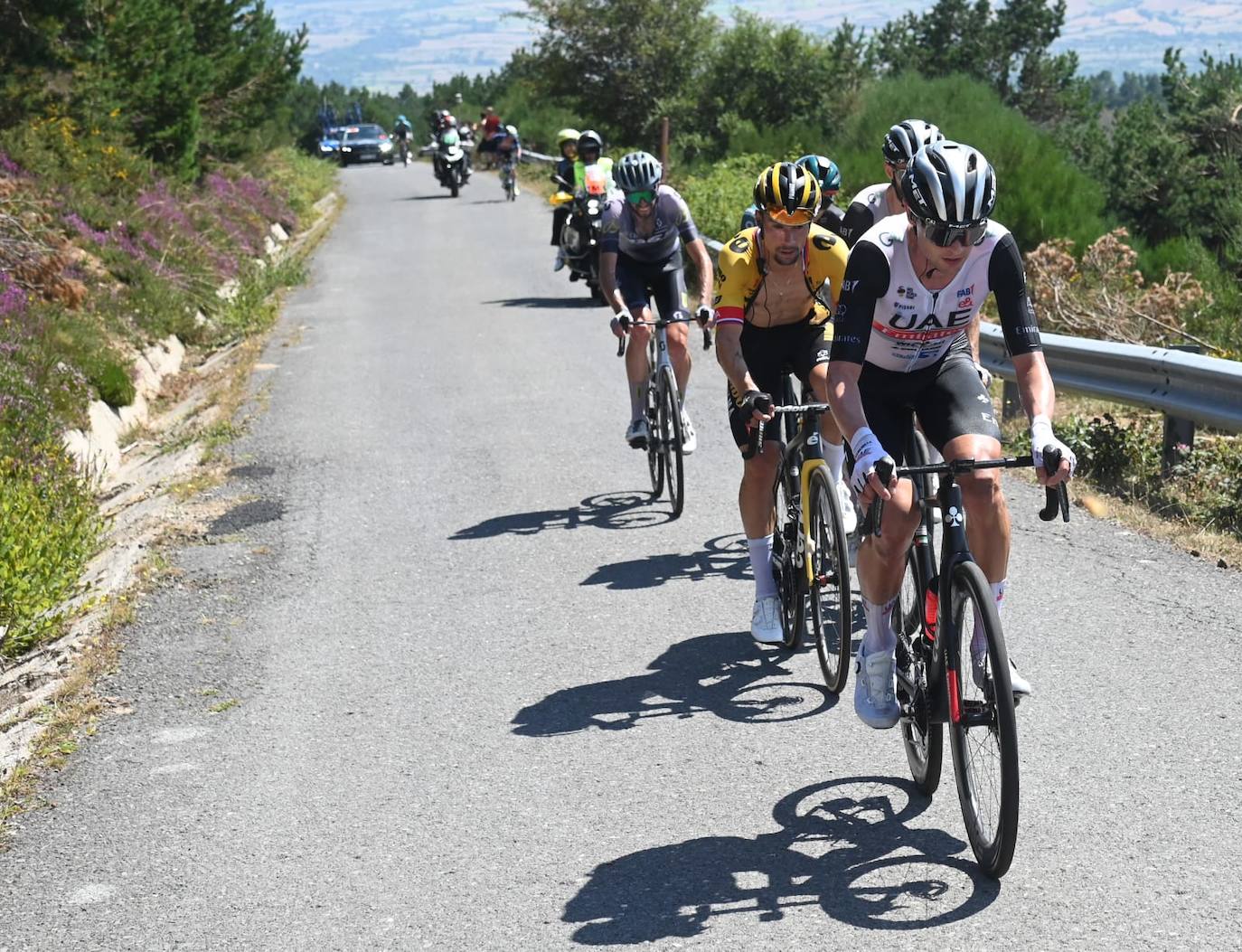 Roglic impone su velocidad en el esprint final para llevarse la tercera etapa