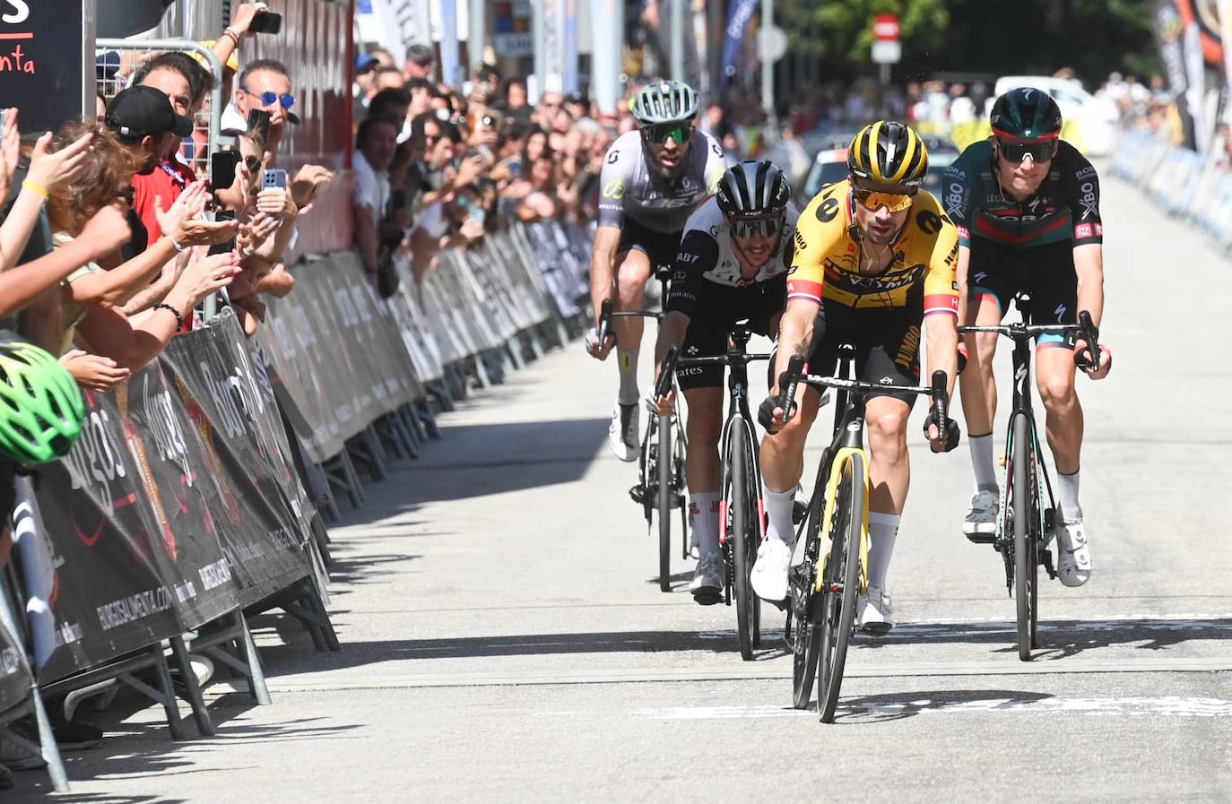 Roglic impone su velocidad en el esprint final para llevarse la tercera etapa