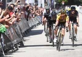 Roglic se impone con suficiencia a Vlasov y Yates en la meta de Villarcayo