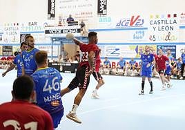 Jugada de ataque del UBU San Pablo Burgos frente al Recoletas.