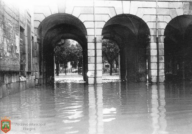 Inundación 1930, arcos acceso plaza Mayor