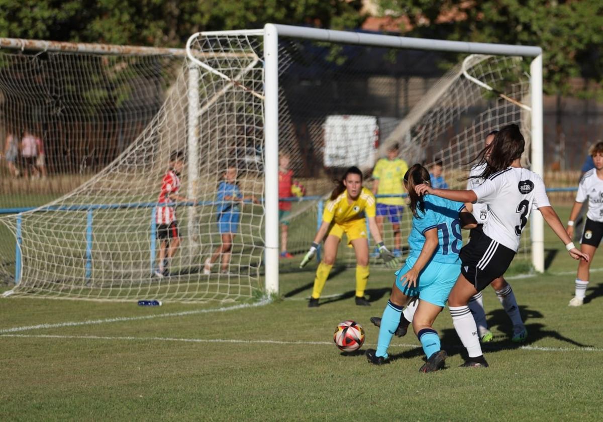 Instante del partido entre el Burgos CF y el Athletic B