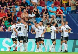 Los jugadores del Burgos CF celebran un gol ante el Levante.