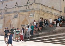 Turistas buscando la sombra en la escalinara de la Catedral.