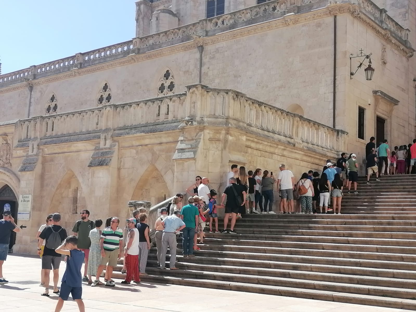 Turistas buscando la sombra en la escalinara de la Catedral.