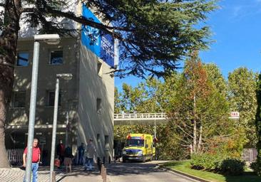 Excarcelan a un hombre inconsciente tras chocar con su vehículo contra una casa de La Aguilera