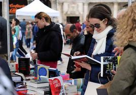 El público joven es habitual en las librerías burgalesas.