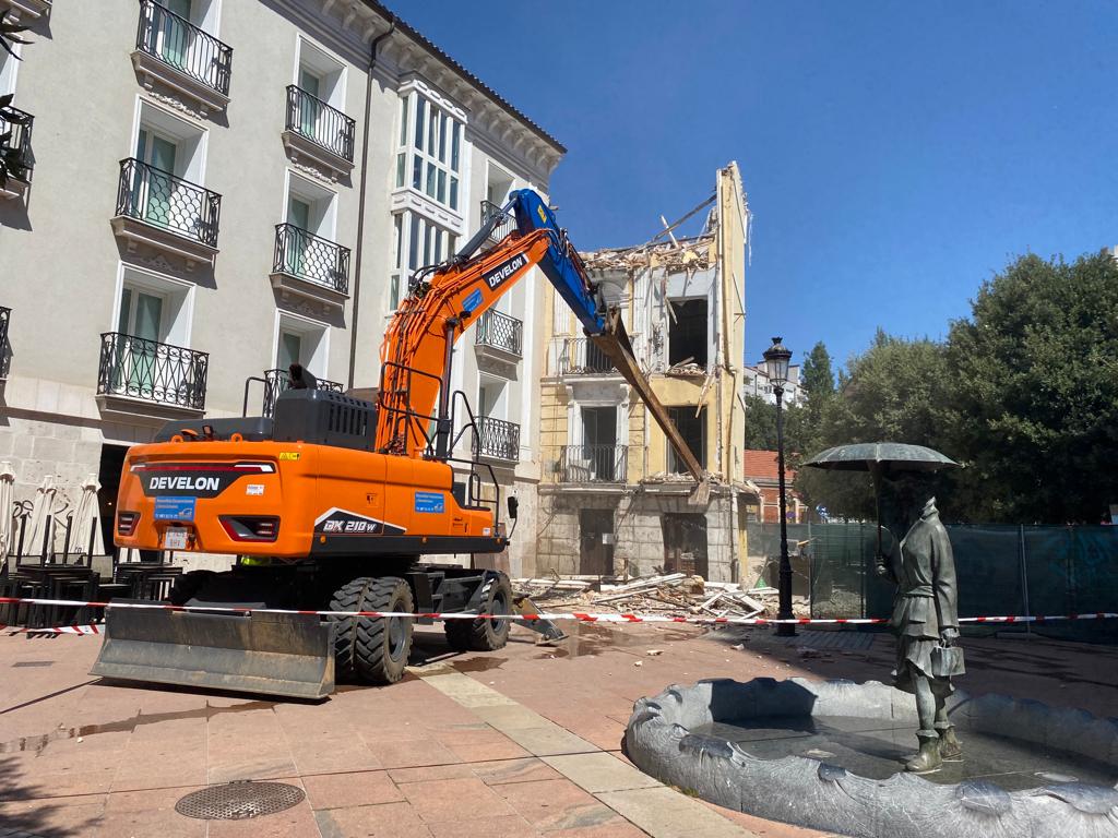 Derriban el edificio con grietas de la plaza Alonso Martínez de Burgos