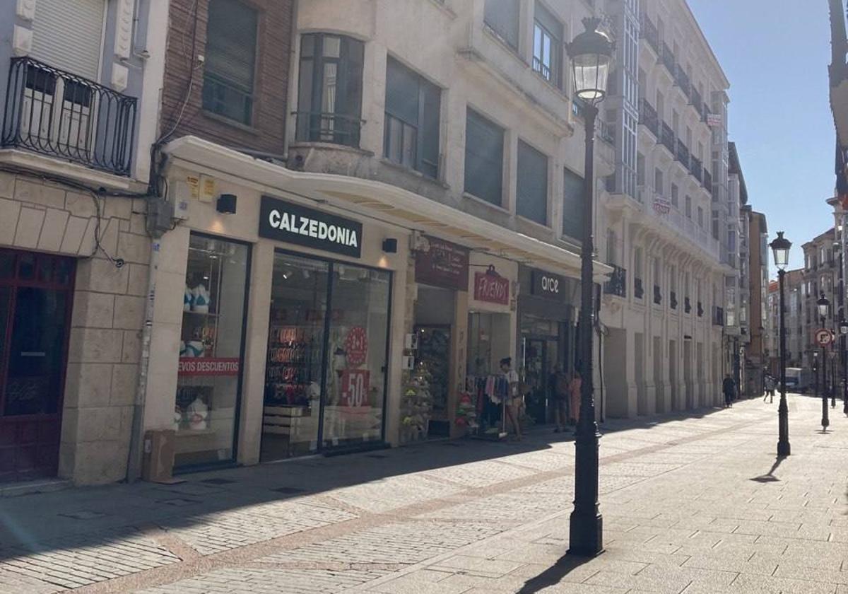 La calle San Juan sería una de las primeras en acoger los toldos del 'Plan Sombra'