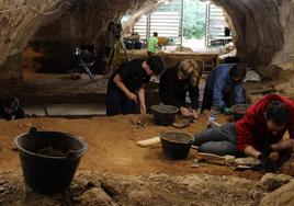 Excavación del nivel 4 de la cueva de Prado Vargas