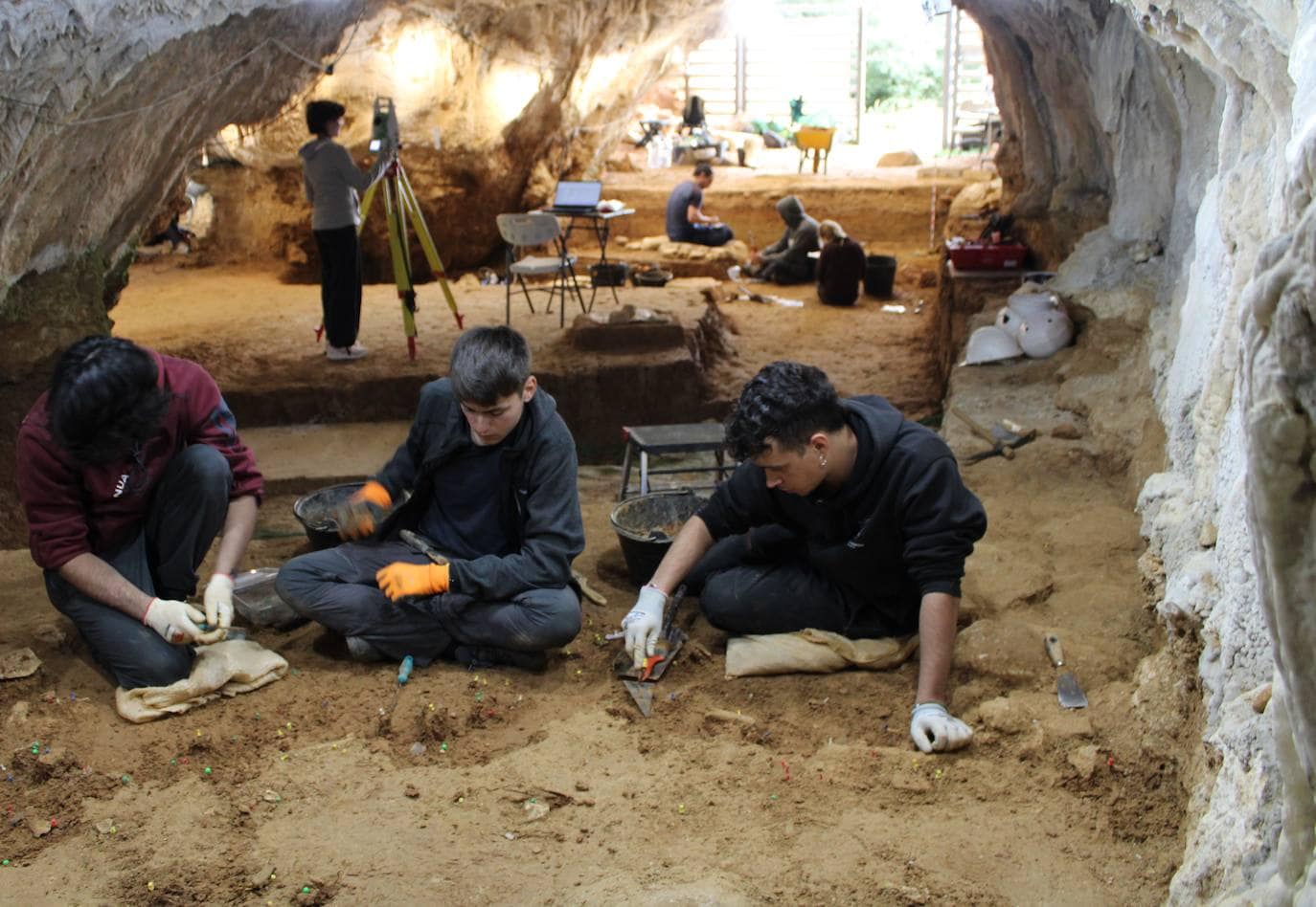 Excavación del nivel 4 de la cueva de Prado Vargas.
