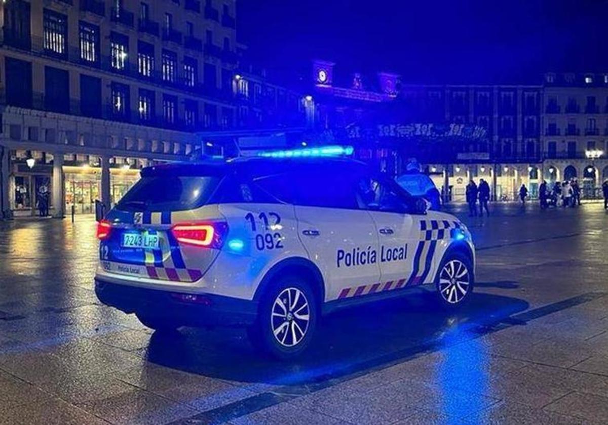 Coche de Policía Local de Burgos en la Plaza Mayor