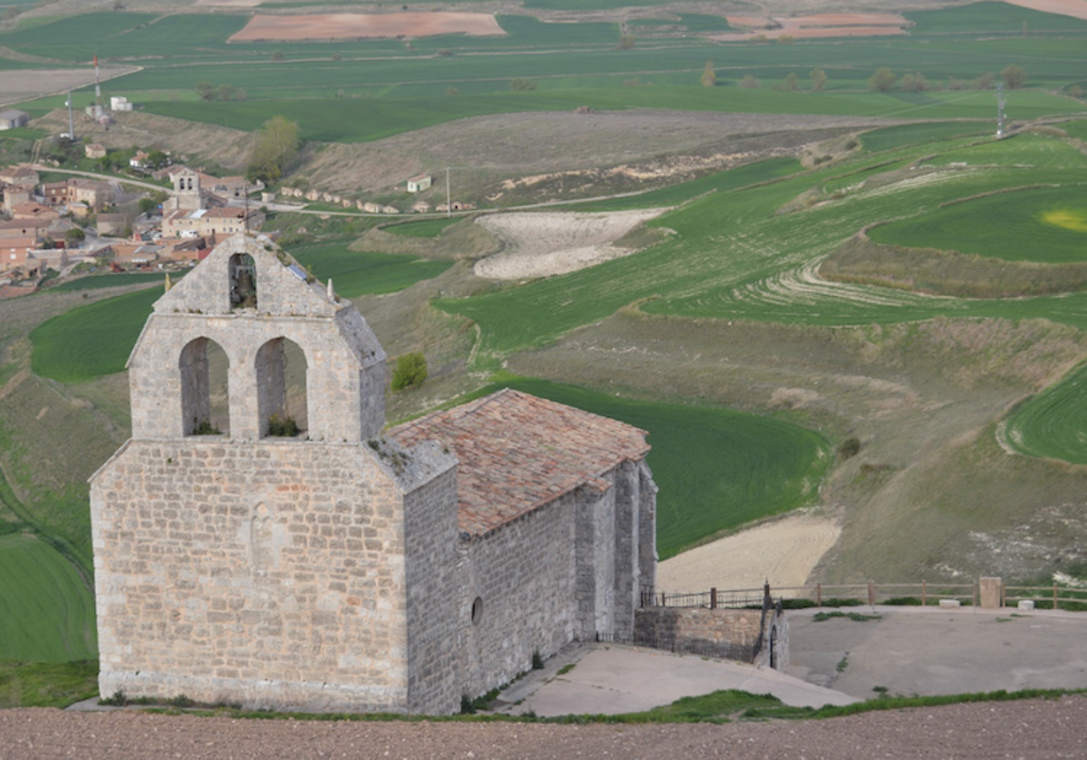 Ermita de Santa María de Muñó, con Villavieja al fondo.