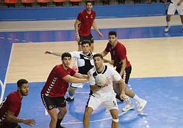 Jugada de ataque del UBU San Pablo Burgos en uno de los últimos amistosos.