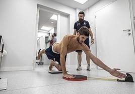 Álex Barrera durante el reconocimiento médico.