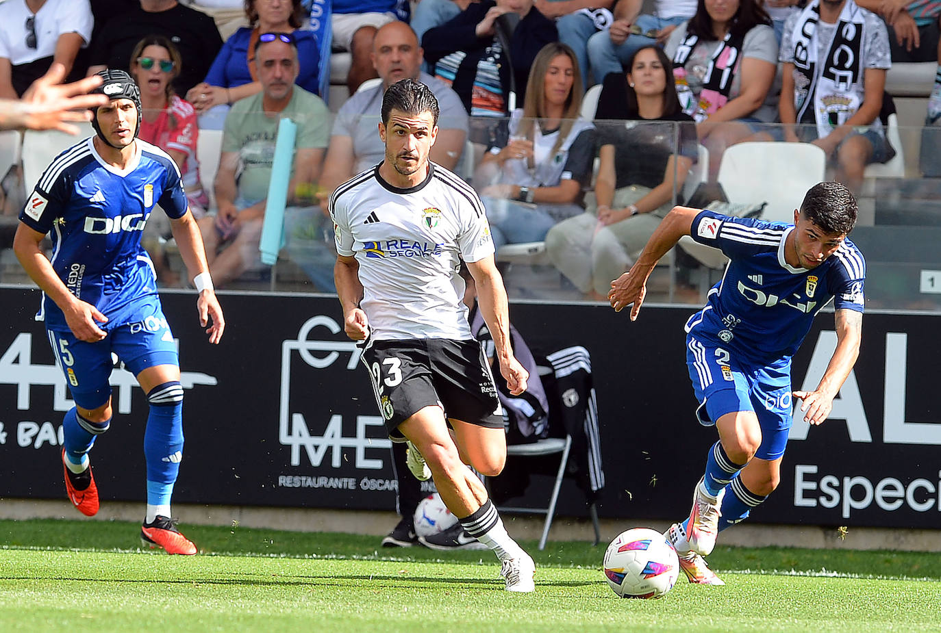 El Burgos CF cosecha su primera victoria de la temporada ante el Real Oviedo