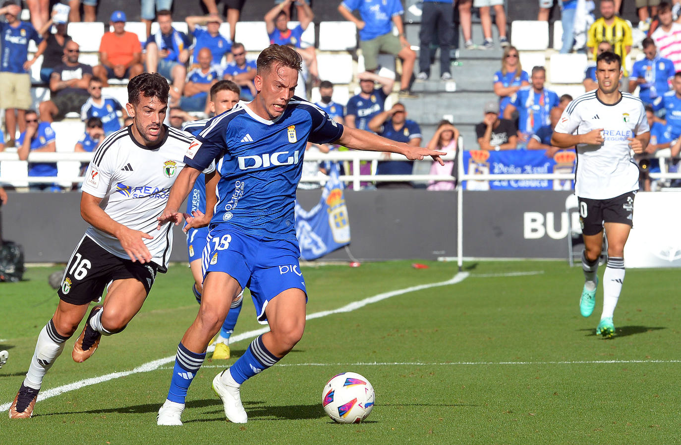 El Burgos CF cosecha su primera victoria de la temporada ante el Real Oviedo