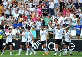 Fer Niño celebra junto a sus compañeros el tanto con el que el Burgos CF ha cosechado su primera victoria de la temporada