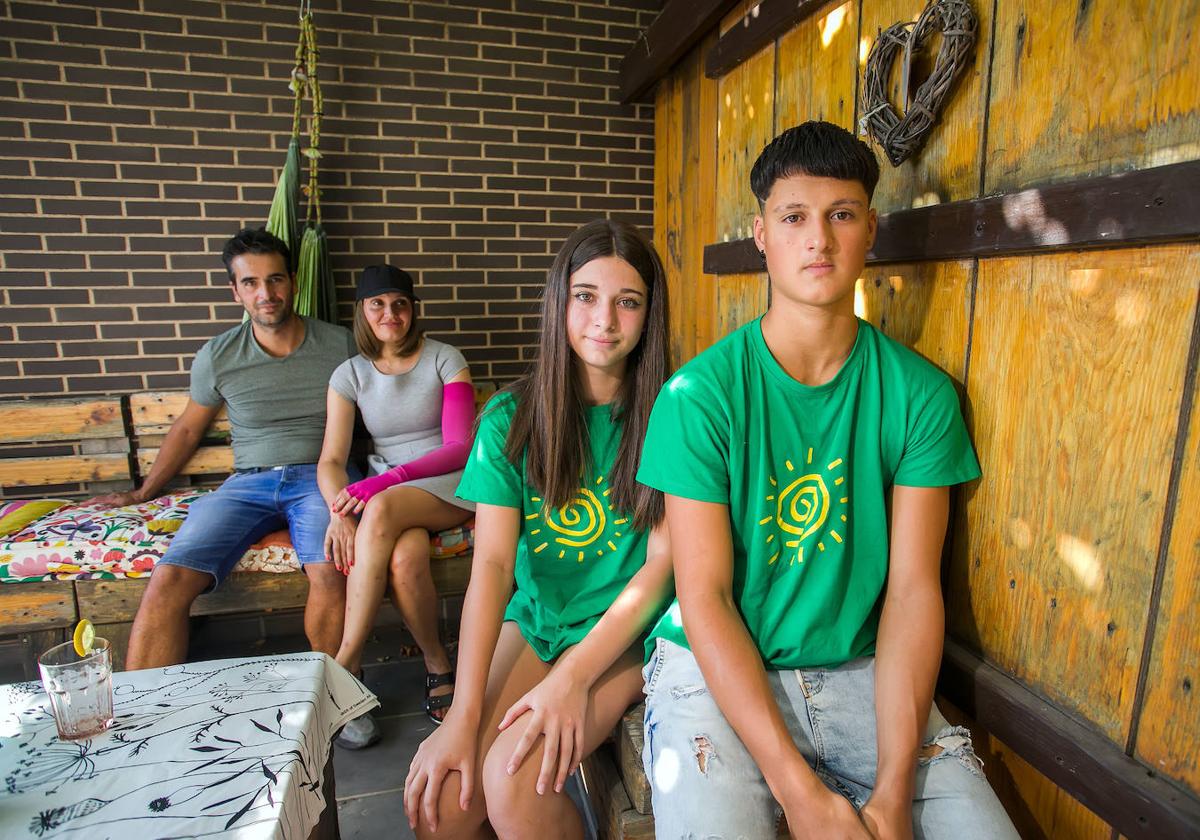 Iris y Eros Ubierna, participantes en el campamento que organiza AECC, junto a sus padres, Roberto Ubierna y Eva Sebastian