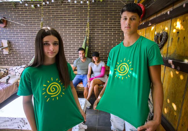 Iris y Eros Ubierna, participantes en el campamento que organiza AECC, junto a sus padres, Roberto Ubierna y Eva Sebastian