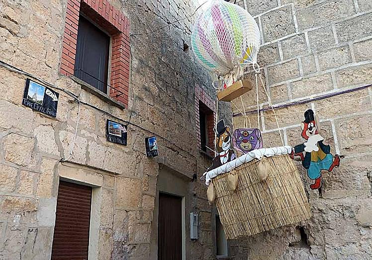 Imagen principal - Adornos de algunas de las casas de Olmillos de Sasamón. 