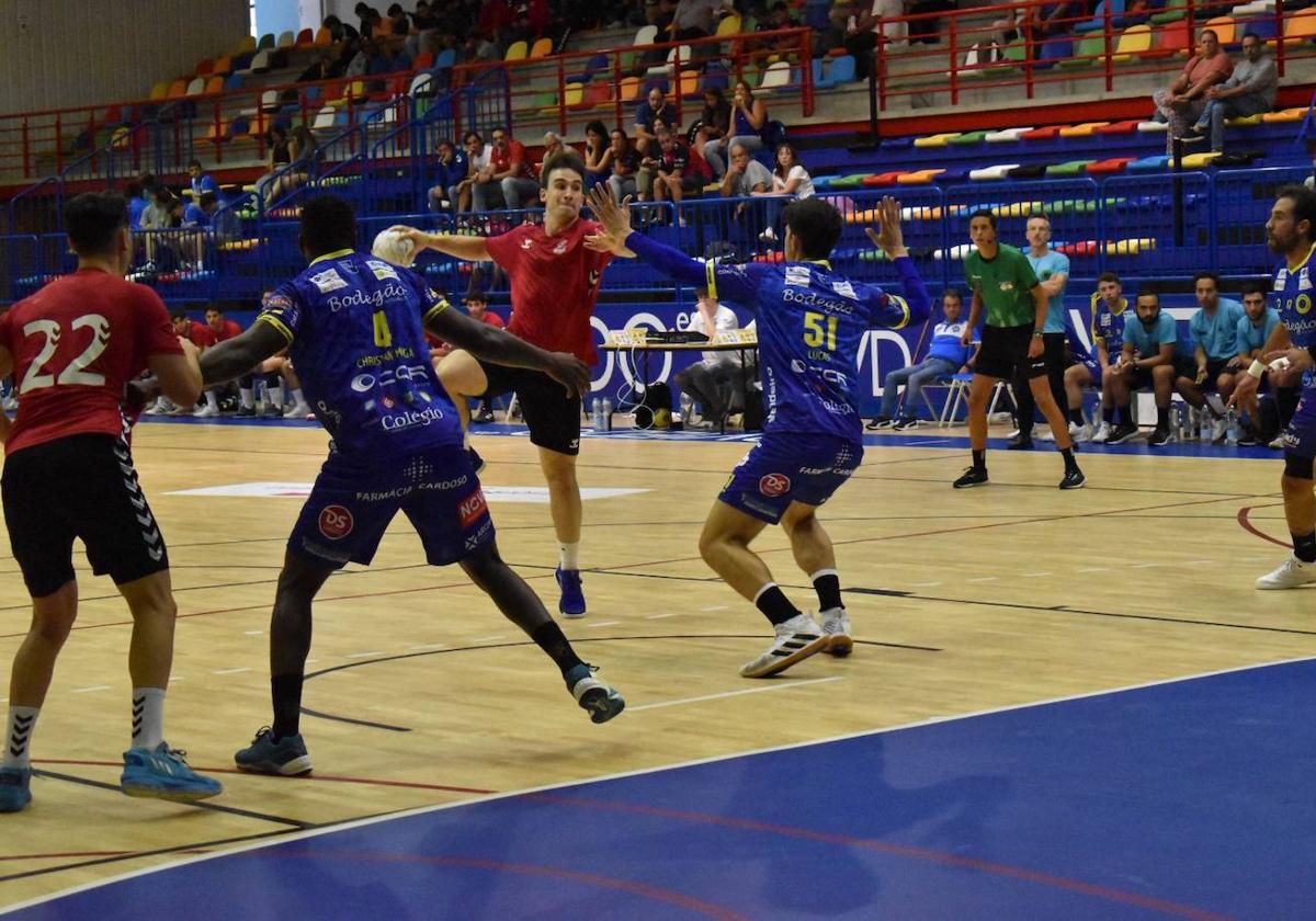 Imagen del encuentro entre el UBU San Pablo Burgos y el Andebol Póvoa.