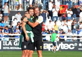 Elgezabal, celebrando la victoria con el entrenador de porteros del Burgos tras retirarse lesionado.