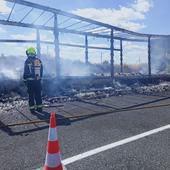 Un camión calcinado provoca media hora de atascos en la A-1