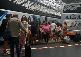 Un grupo de pasajeros espera tomar un bus de Alsa en la Estación de Autobuses de Burgos.