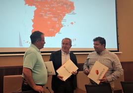 Javier Arroyo, responsable de Burgos Alimenta; Ángel Carretón, presidente del IDJ y Carlos Gallo, presidente de Burgos, Origen y Destino.