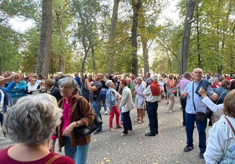 Baile para mayores organizado en Burgos.