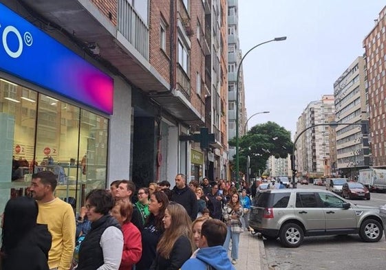 Desde primera hora de la mañana miles de personas se acercaron a la apertura de Pepco en Gamonal.