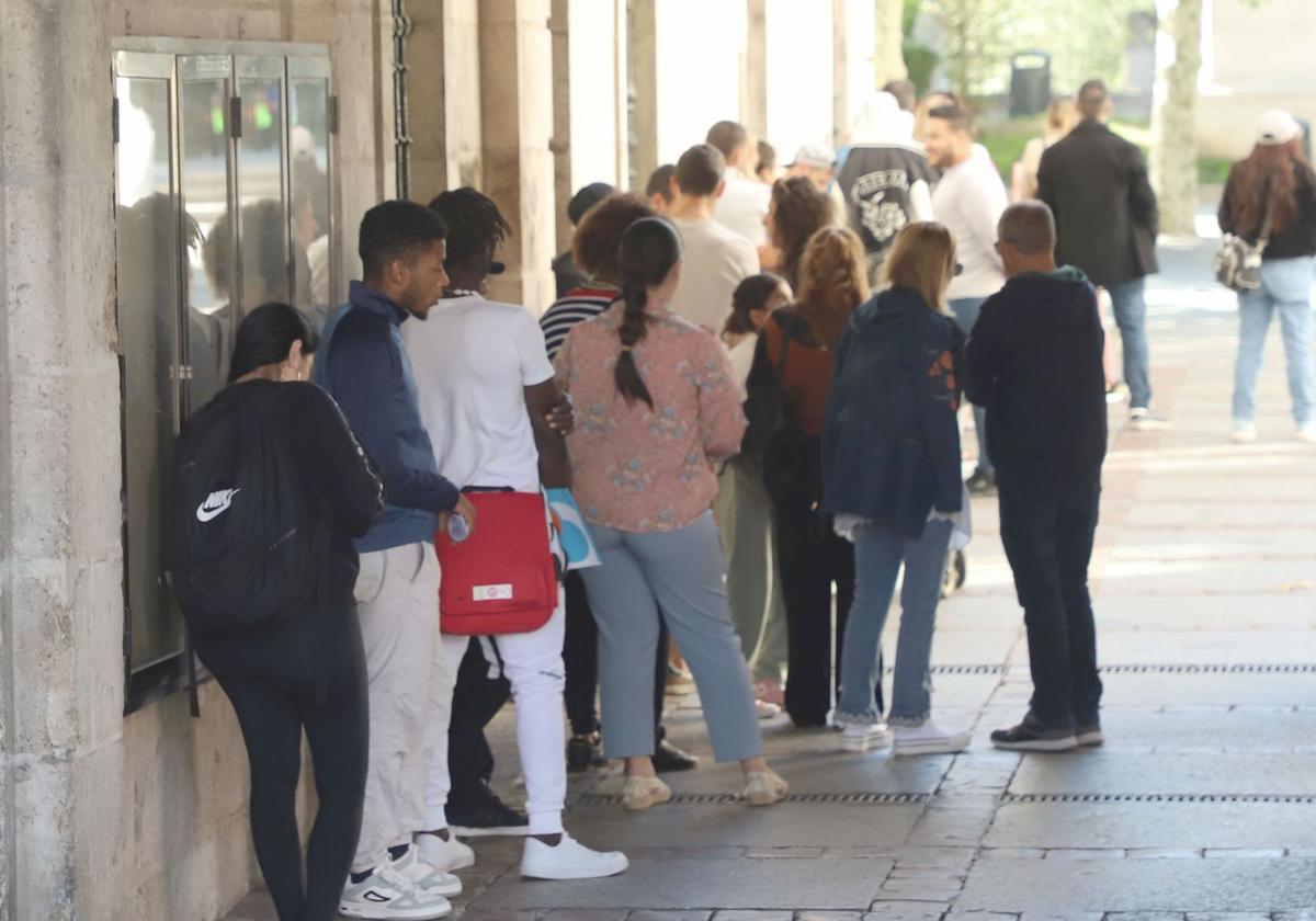 Las colas en el servicio municipal de Estadística son ya algo habitual.