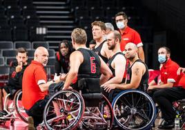 Matteo Feriani dirigiendo un partido a la selección de Canadá.