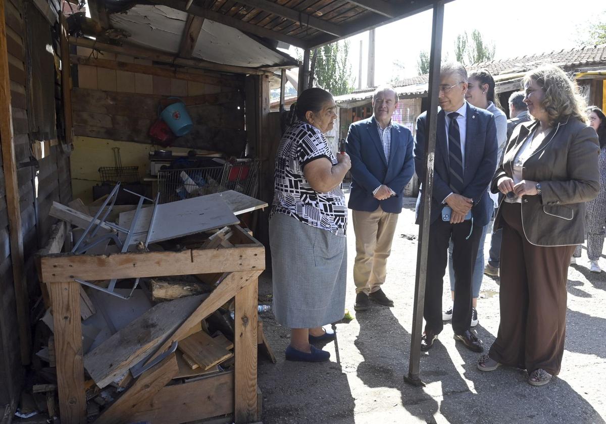 Una delegación municipal ha visitado hoy el poblado chabolista de El Encuentro.